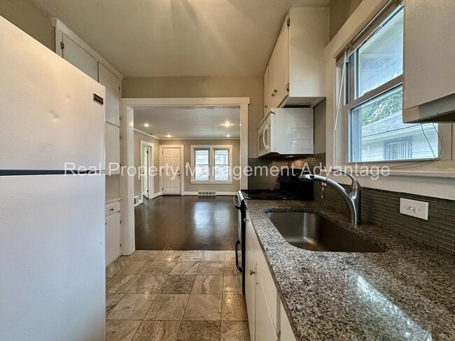 Building Photo - 2 Bedroom Open Floorplan Steps from Downtown Royal Oak!