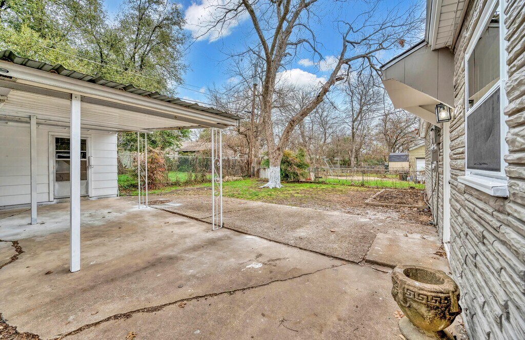 Building Photo - 3225 Edmond Ave