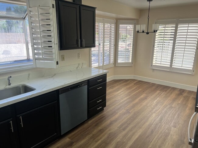 Building Photo - Beautifully Updated 2 Bedroom, 2 Bathroom ...