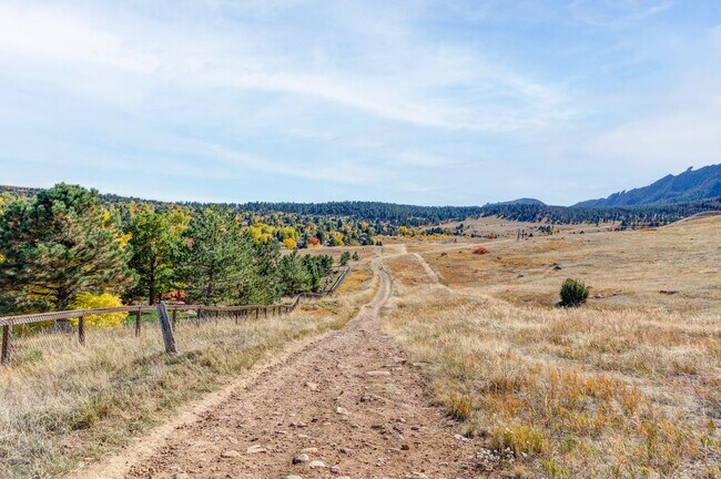 Building Photo - Modern 2 BDR Retreat: Serene Backyard