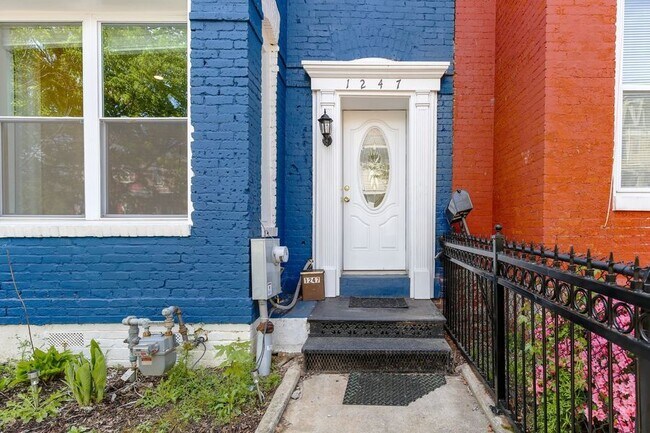 Building Photo - 1247 I St NE