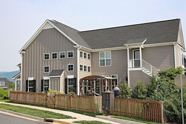 Building Photo - Pet-Friendly Old Trail Home With Fenced Yard