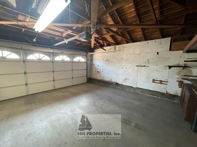 Building Photo - 1440 E Rose Ave