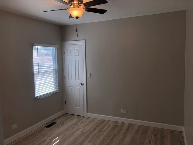 Building Photo - Large remodeled 4bed/2bath close to schools and transportation!