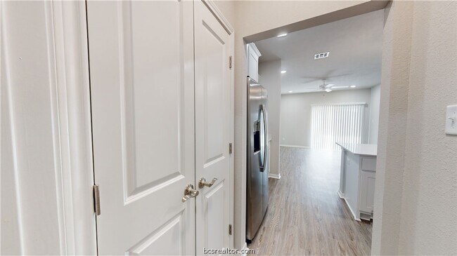 Building Photo - 1326 Prairie Dr