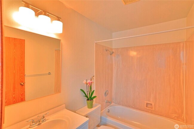 Building Photo - Spacious 2-Bed, 2-Bath Condo in Prime Ever...