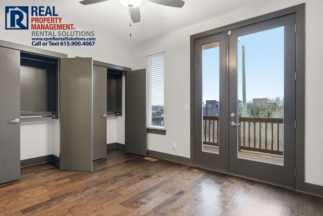 Building Photo - Lovely 2BR/1.5BA end unit townhome 5 mins from Downtown Nashville with washer/dryer included!