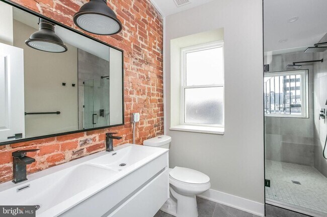 Building Photo - Gorgeously renovated classic row home with Off-Street Parking