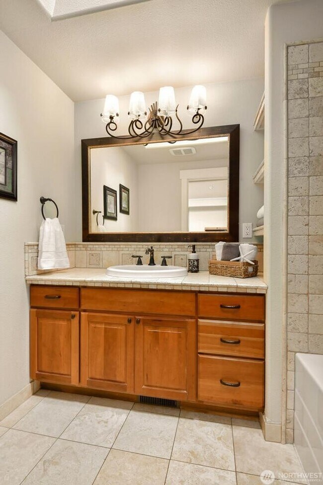 Building Photo - 5Bd/3.5Ba Newcastle House