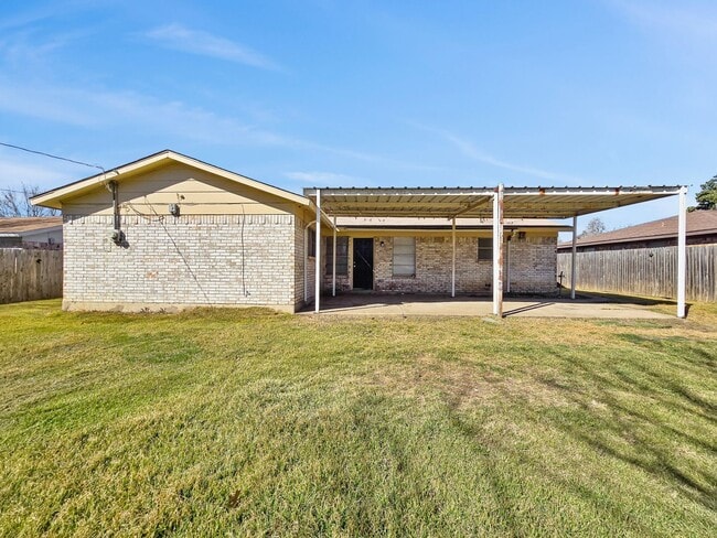 Building Photo - Charming 3-Bed, 2-Bath Home in Saginaw with Garage