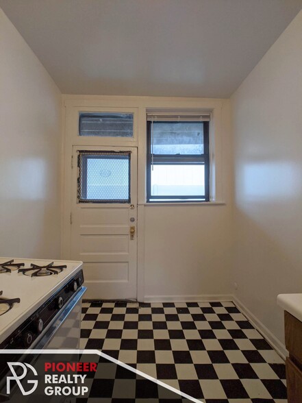 Building Photo - 813 W Waveland Ave