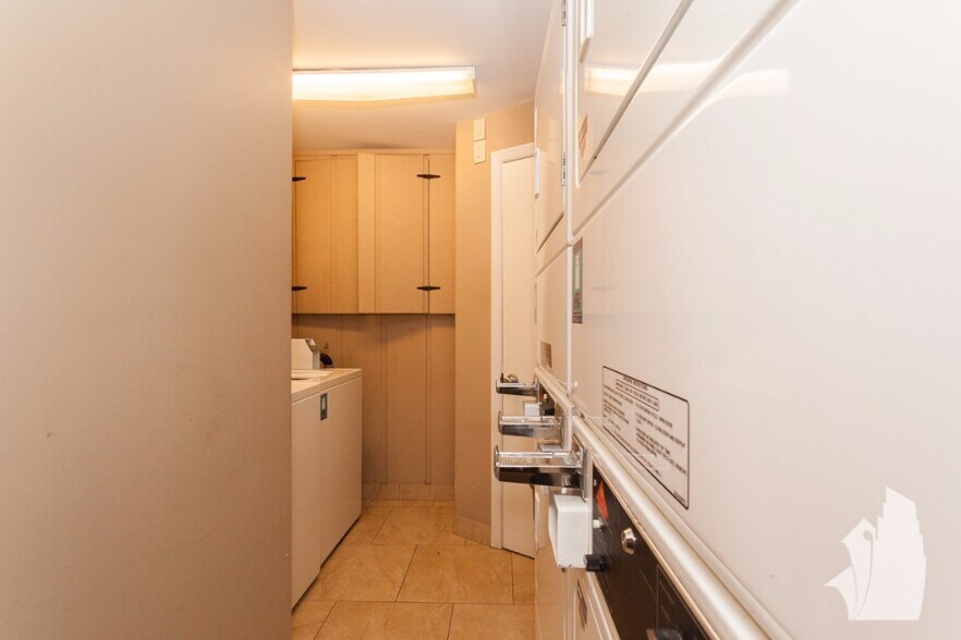 Building Photo - 1133 W Drummond Pl