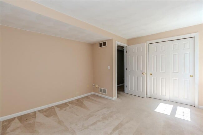 Building Photo - 102 Clinton Dr