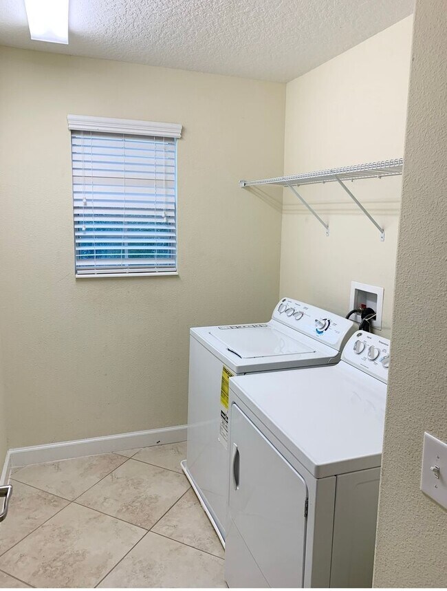 Building Photo - WYNDHAM LAKES ESTATES 4/2.5 HOME FOR RENT - LAKE VIEW!