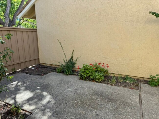 Building Photo - 2 story townhome with attached garage & no shared walls! Move in ready!