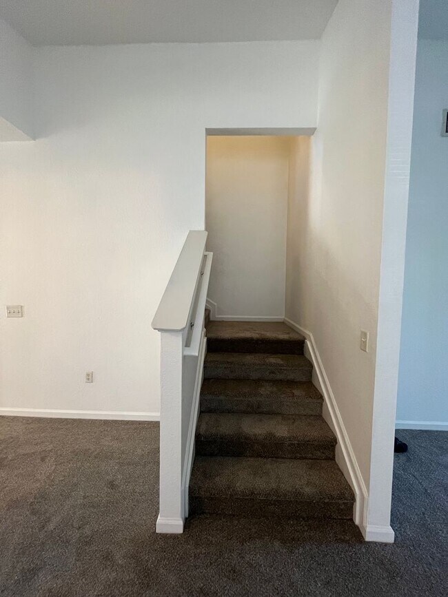 Building Photo - Beautiful Wexford Townhome!