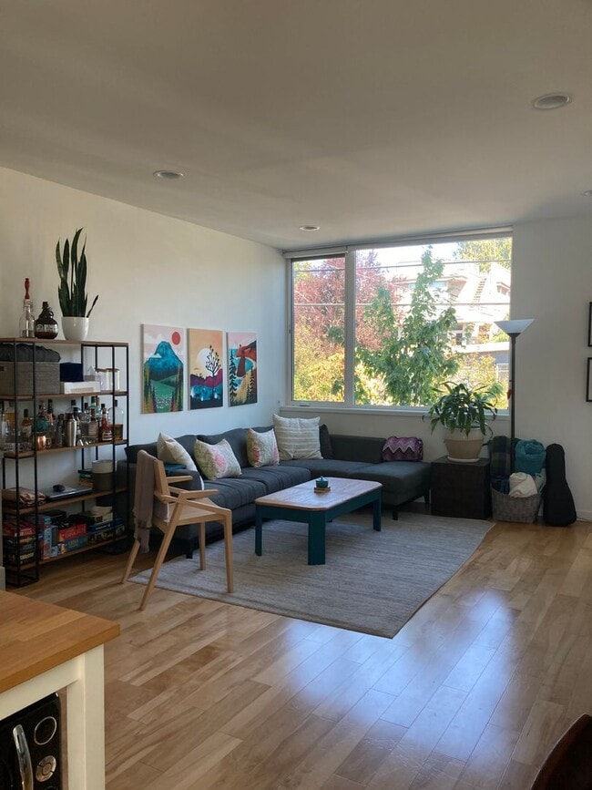 Building Photo - Ballard Townhome