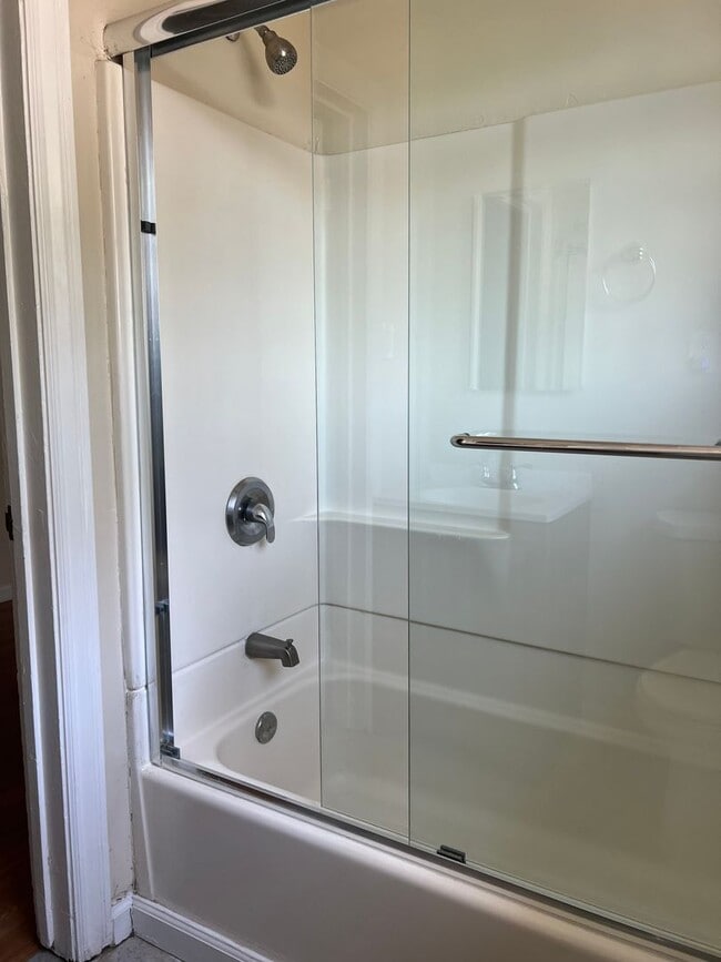 Building Photo - Ready to Move-In (3bed/1 bath, one unit of...