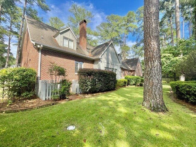 Building Photo - 4 Bed, 4 And A Half Bath Nest In Haymount