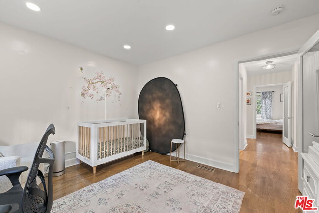 Building Photo - 962 S Plymouth Blvd