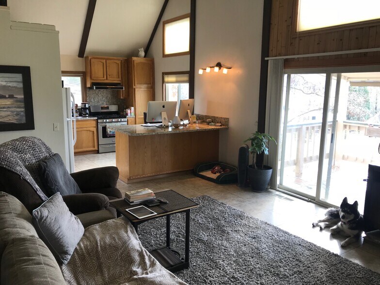 Building Photo - 23740 Lakeview Dr