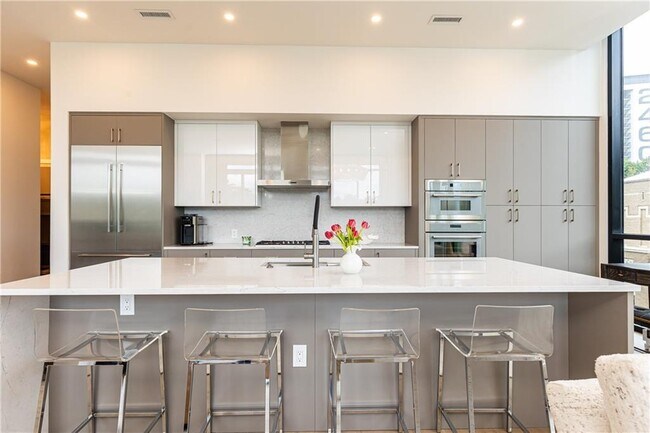 Building Photo - 2425 Peachtree Rd NE