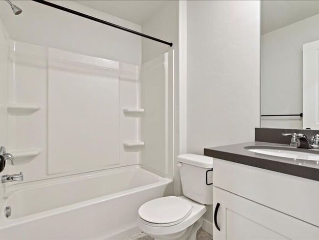 Building Photo - RIVERTON 3 BED, 2.5 BATH TOWNHOME