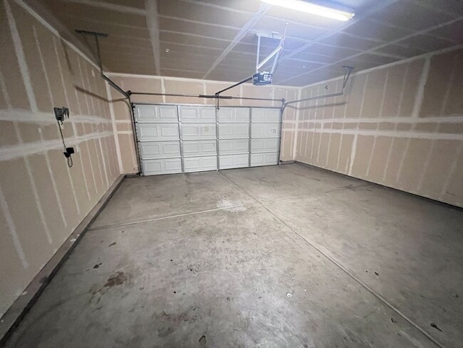 Building Photo - $2,695 Ashlan & Dewolf, 4 bedroom - Buckin...
