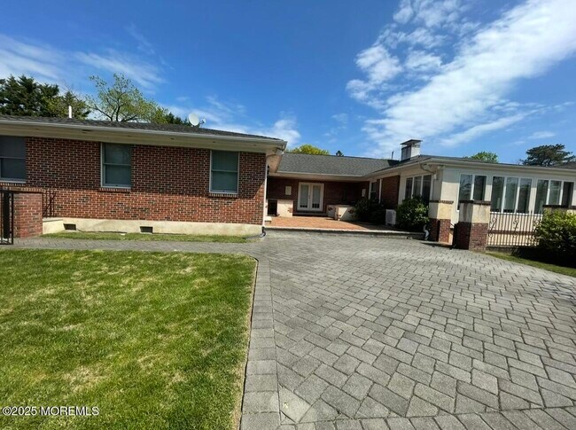 Building Photo - 16 Woodland Dr
