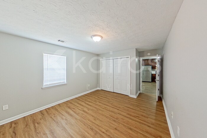 Building Photo - 370 Deer Park Dr