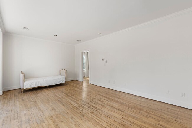 Building Photo - Elegant Living Minutes from the Medical Ce...