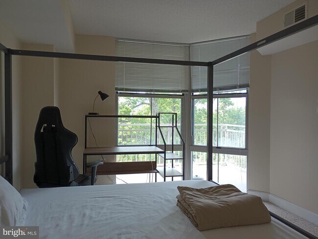 Building Photo - 11800 Sunset Hills Rd