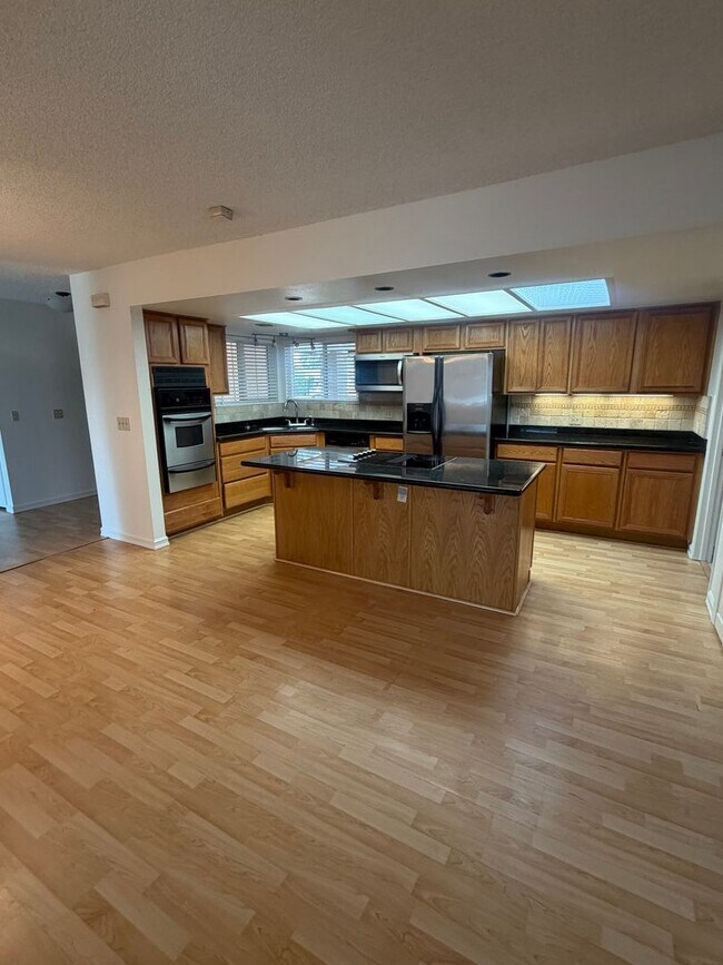 Building Photo - Charming 3 bedroom 2 bathroom home located in Hanford