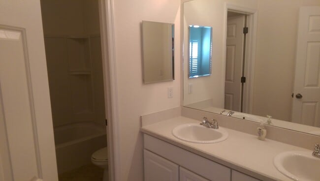 Building Photo - 3 bed, 2 bath 2 car garage