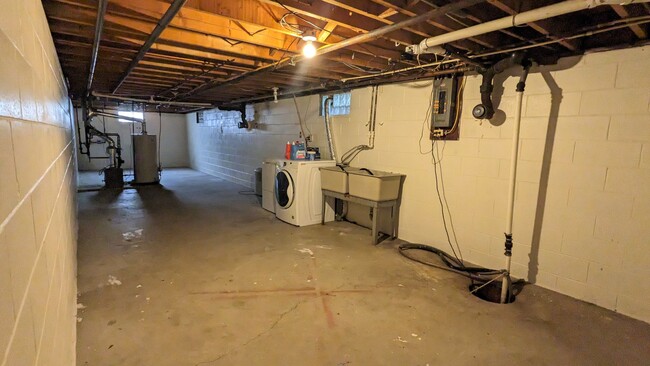 Building Photo - 3555 Chippewa Dr
