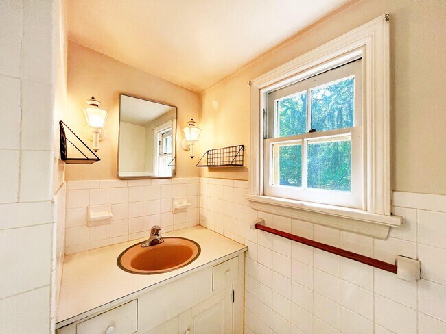 Building Photo - 51 Elfman Dr