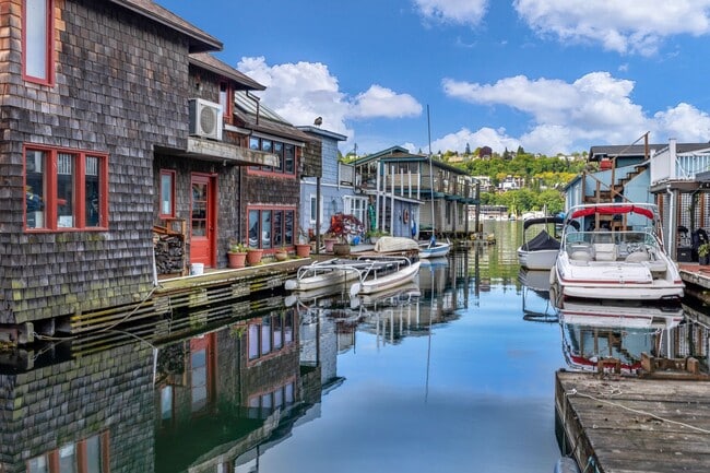 Building Photo - 2 bed 1.5 bath houseboat on Lake Union