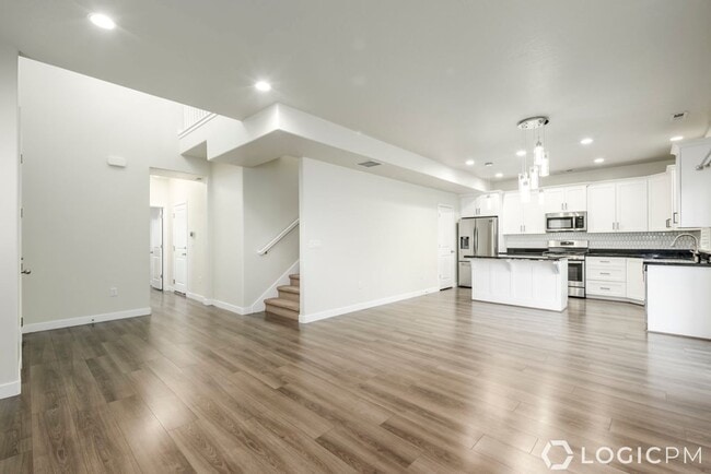 Building Photo - Stunning Row-End Townhome In Excellent Loc...