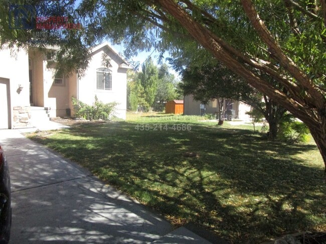 Primary Photo - Beautiful 6 bedroom, 3 Bath, 3 Car Garage ...