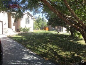 Building Photo - Beautiful 6 bedroom, 3 Bath, 3 Car Garage ...