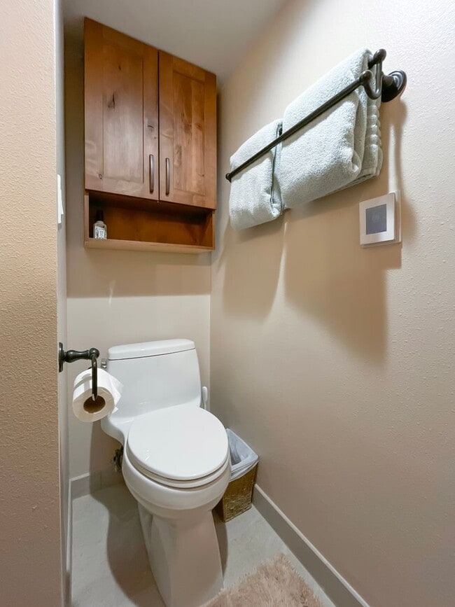 Building Photo - Walk to Town, Overlooking Carter Park, Garage Parking - Updated 2 Bed/2 Bath Available Now for Sk...