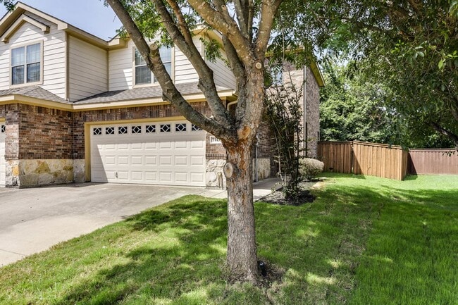 Building Photo - NICE 3 BEDROOM 2.5 BATH TOWNHOUSE LOCATED ...