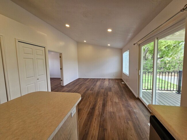 Building Photo - Beautifully Remodeled 4 Bed / 2 Bath Home in Stansbury Park