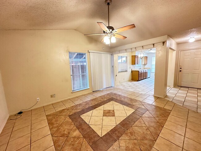 Building Photo - Charming 2-bedroom 1 bath 1 car garage loc...