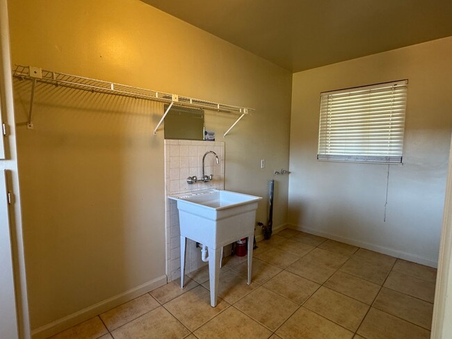 Building Photo - Three Bed, Two Bath Home in Stockton's Lin...