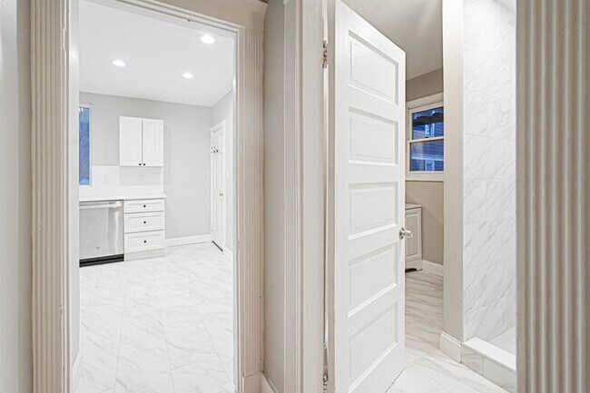 Building Photo - 381 Adams St