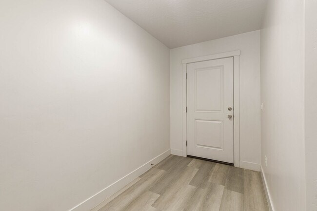 Building Photo - 3 bed | 2.5 bath | 2-car Townhome with Was...