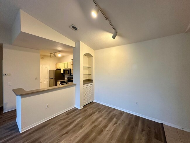 Building Photo - Recently Renovated 2BR/2BA Third Floor Uni...