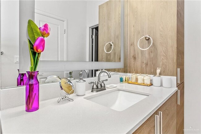 Building Photo - 12 Nightingale Ave