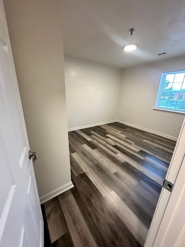 Building Photo - 1 Bedroom Available Collegiate Court  (SUB...